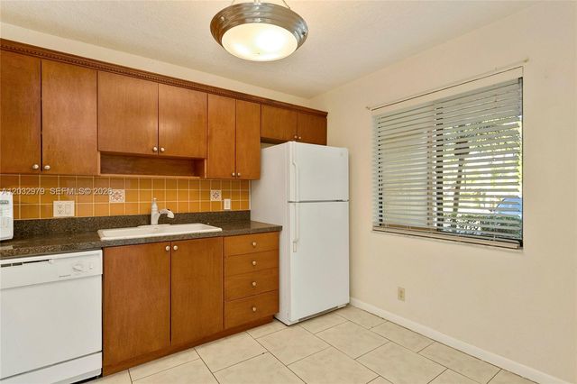 300 Racquet Club Rd 104, Weston, FL 33326