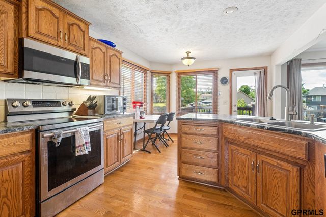 608 Ruby Road, Papillion, NE 68133