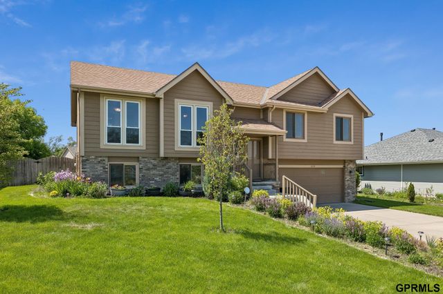 608 Ruby Road, Papillion, NE 68133