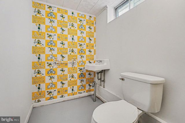 32-34 N POPLAR ST, Mount Carmel, PA 17851