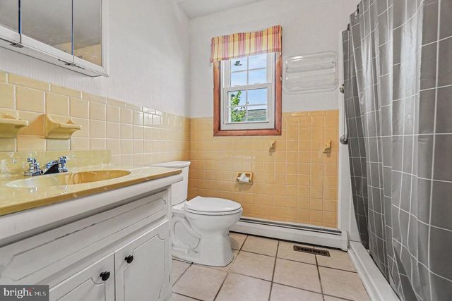 32-34 N POPLAR ST, Mount Carmel, PA 17851
