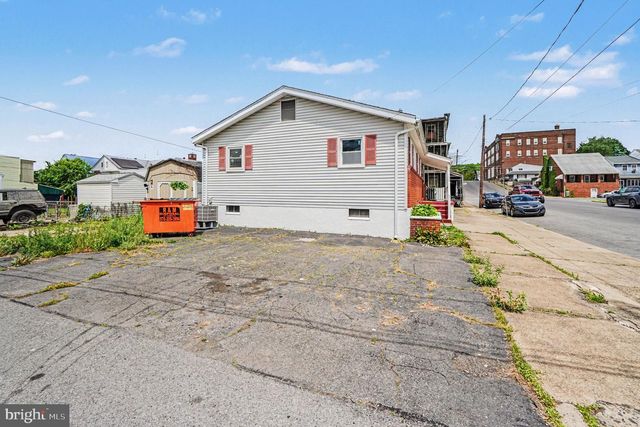 32-34 N POPLAR ST, Mount Carmel, PA 17851