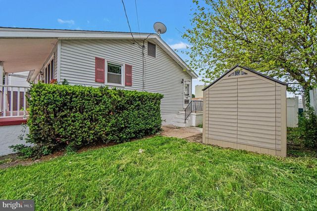 32-34 N POPLAR ST, Mount Carmel, PA 17851