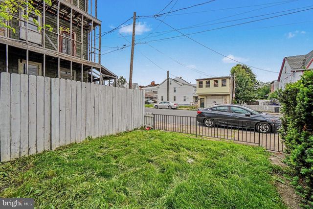 32-34 N POPLAR ST, Mount Carmel, PA 17851