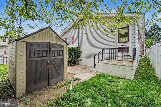 32-34 N POPLAR ST, Mount Carmel, PA 17851