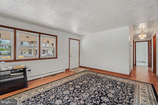 32-34 N POPLAR ST, Mount Carmel, PA 17851