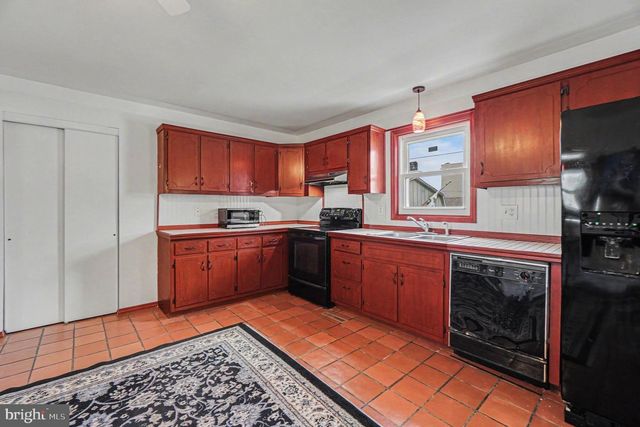 32-34 N POPLAR ST, Mount Carmel, PA 17851