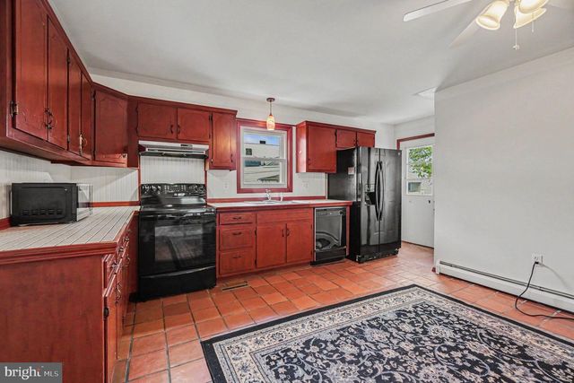 32-34 N POPLAR ST, Mount Carmel, PA 17851