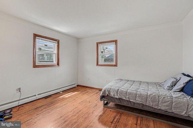 32-34 N POPLAR ST, Mount Carmel, PA 17851