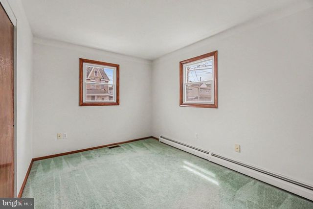 32-34 N POPLAR ST, Mount Carmel, PA 17851