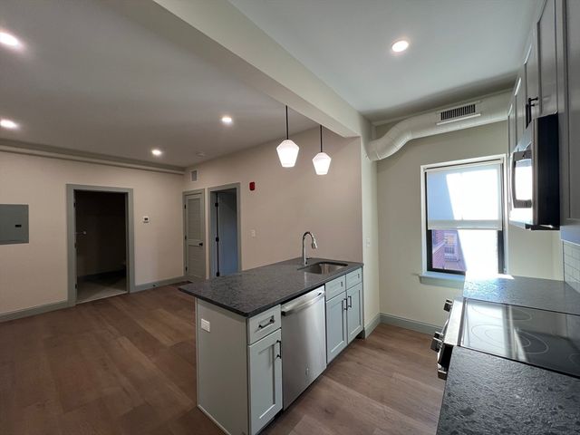 160 Seabury St 13, Fall River, MA 02720