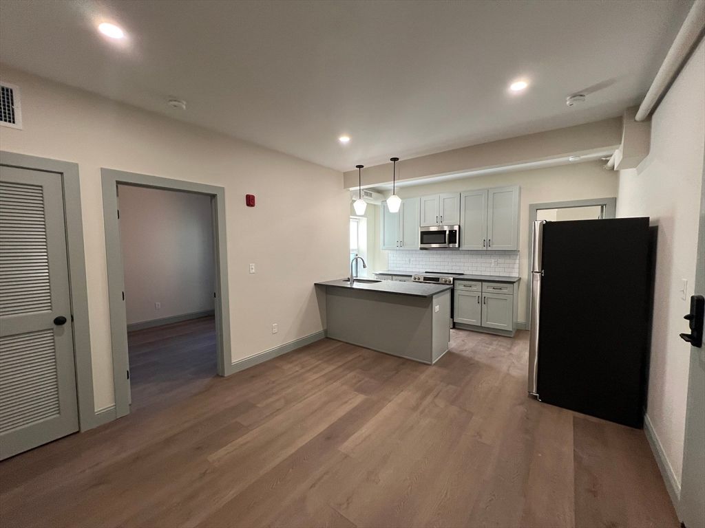 160 Seabury St 13, Fall River, MA 02720