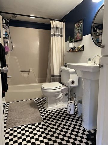 74 Essex St 3, Salem, MA 01970