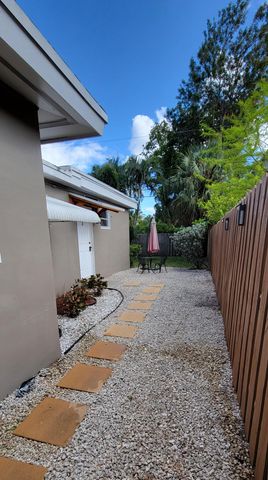 1000 NE 17th Court, Fort Lauderdale, FL 33305
