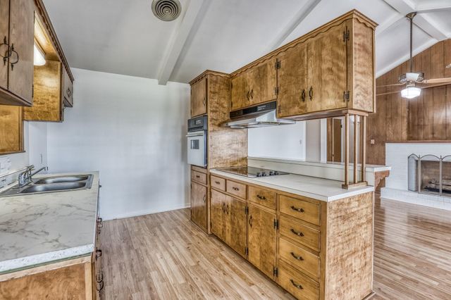 407 W Glenn Street, Bellville, TX 77418