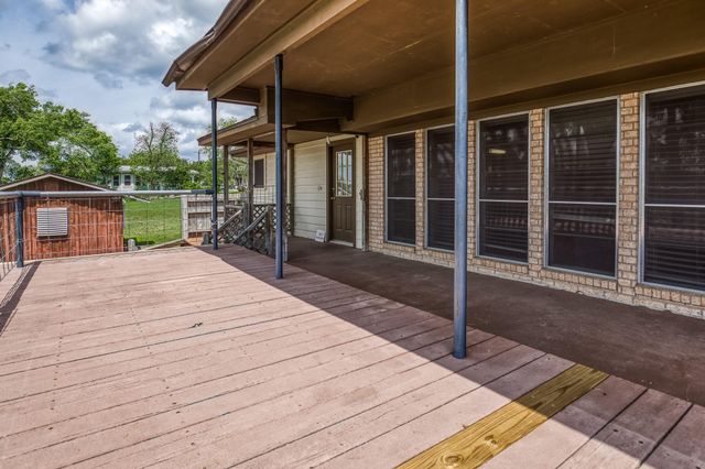 407 W Glenn Street, Bellville, TX 77418