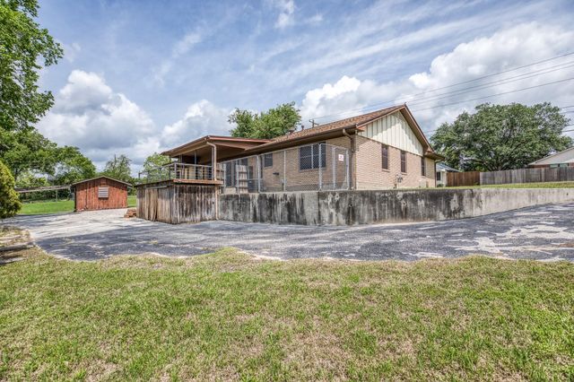 407 W Glenn Street, Bellville, TX 77418