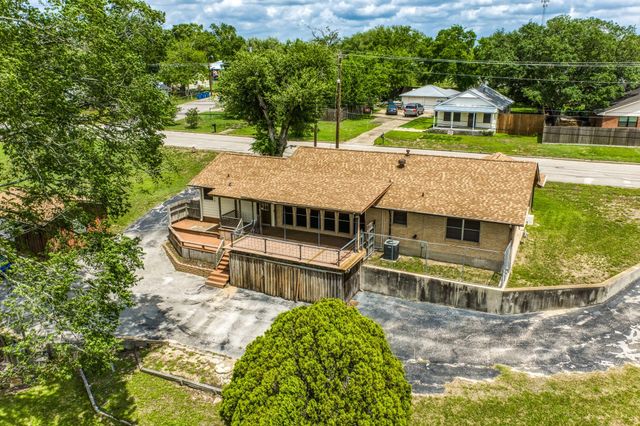 407 W Glenn Street, Bellville, TX 77418