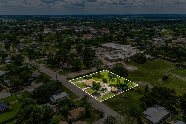 407 W Glenn Street, Bellville, TX 77418