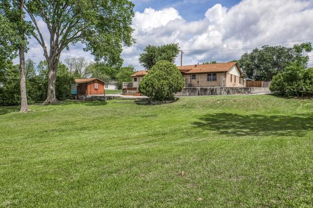407 W Glenn Street, Bellville, TX 77418