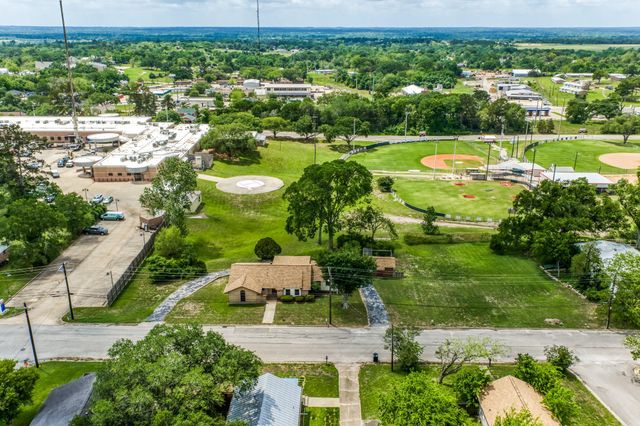 407 W Glenn Street, Bellville, TX 77418