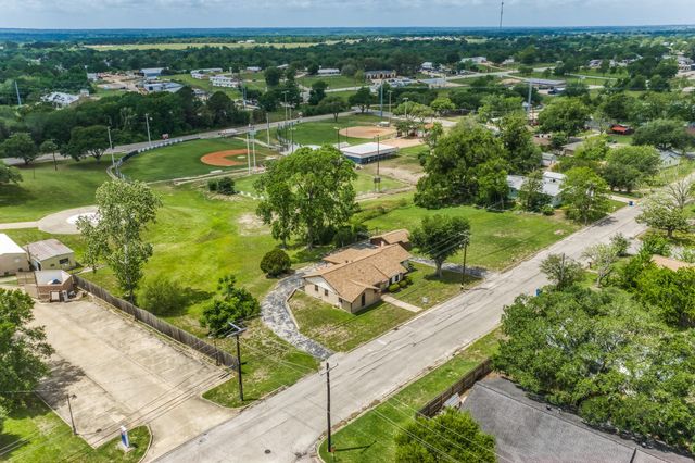 407 W Glenn Street, Bellville, TX 77418