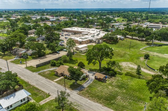 407 W Glenn Street, Bellville, TX 77418