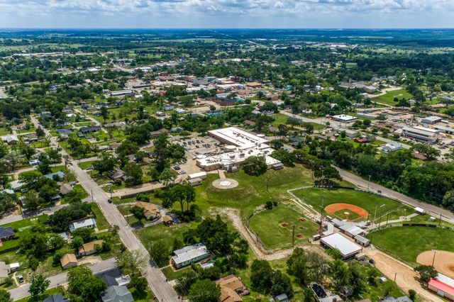 407 W Glenn Street, Bellville, TX 77418