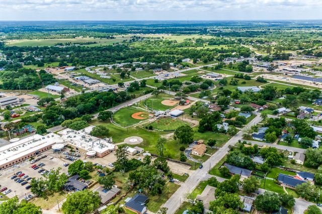 407 W Glenn Street, Bellville, TX 77418
