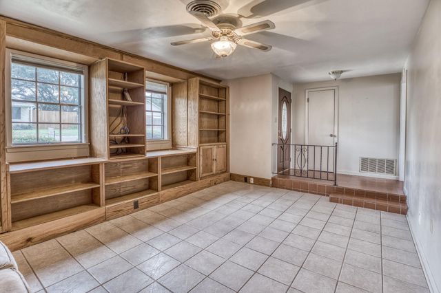 407 W Glenn Street, Bellville, TX 77418