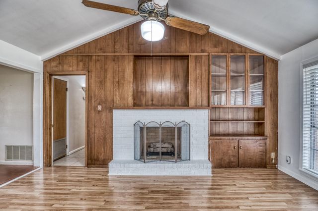 407 W Glenn Street, Bellville, TX 77418