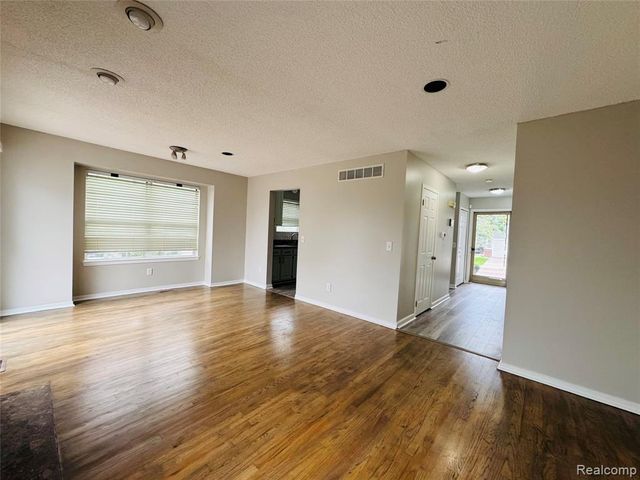 31199 Columbia Drive, Novi, MI 48377