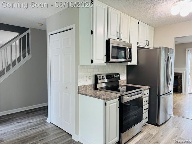 31199 Columbia Drive, Novi, MI 48377