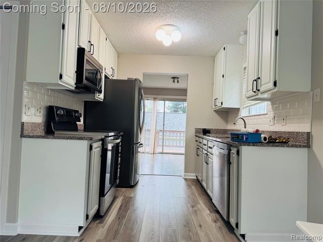31199 Columbia Drive, Novi, MI 48377