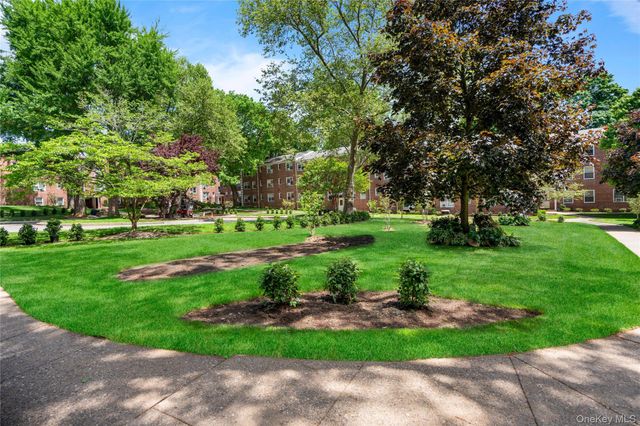 1 Edwards Street 2D, Roslyn Heights, NY 11577