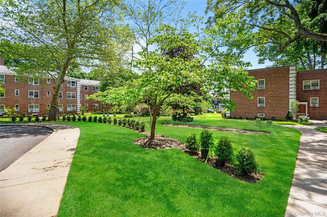 1 Edwards Street 2D, Roslyn Heights, NY 11577