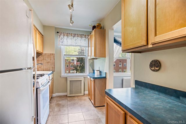 1 Edwards Street 2D, Roslyn Heights, NY 11577