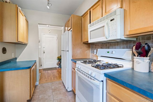 1 Edwards Street 2D, Roslyn Heights, NY 11577