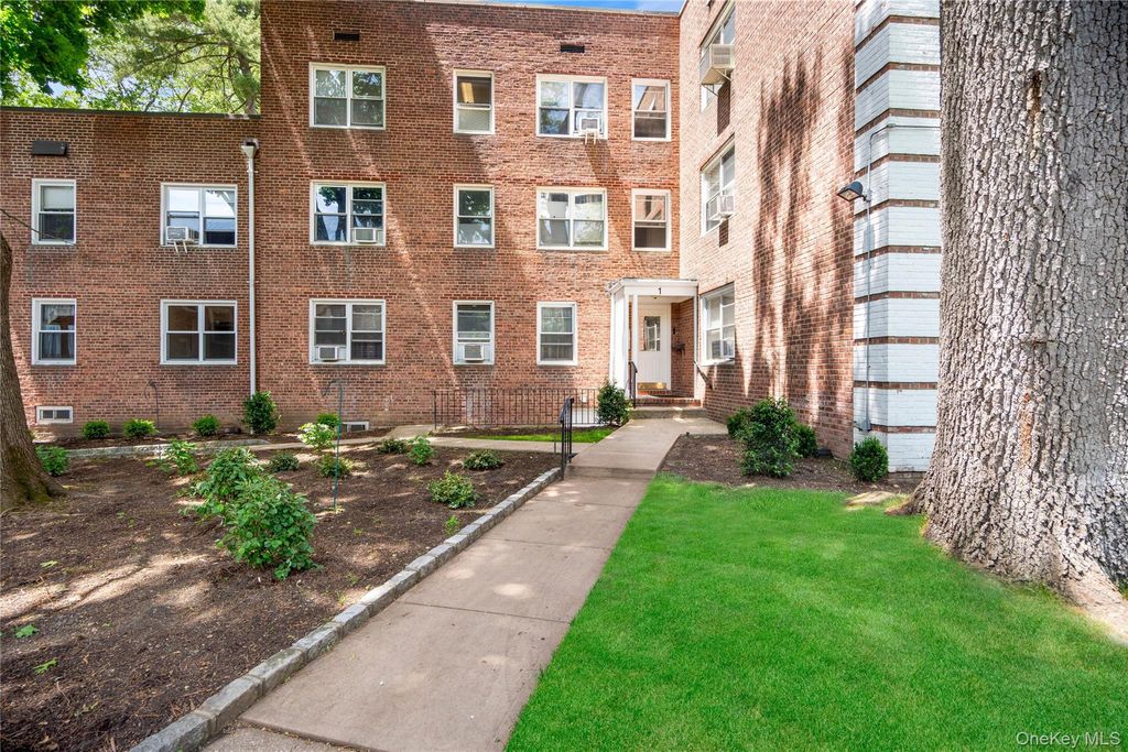 1 Edwards Street 2D, Roslyn Heights, NY 11577