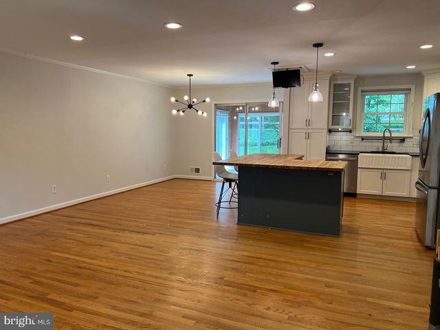 8711 BRAEBURN DR, Annandale, VA 22003