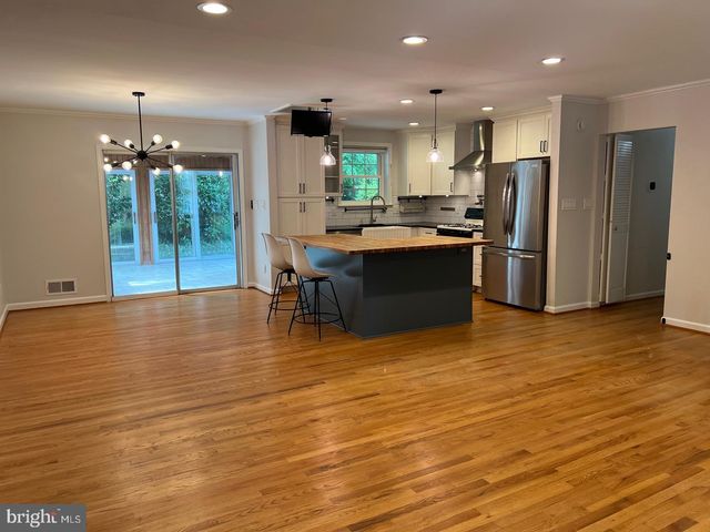 8711 BRAEBURN DR, Annandale, VA 22003