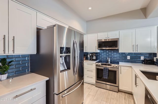 7401 W ARROWHEAD CLUBHOUSE Drive 2045, Glendale, AZ 85308