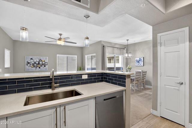 7401 W ARROWHEAD CLUBHOUSE Drive 2045, Glendale, AZ 85308