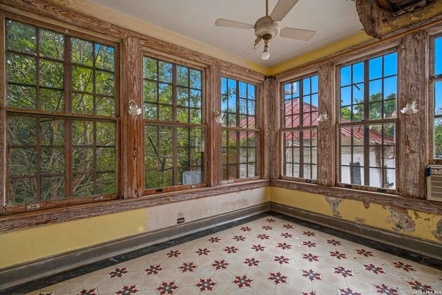 325 E Courtland, San Antonio, TX 78212
