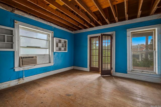 325 E Courtland, San Antonio, TX 78212