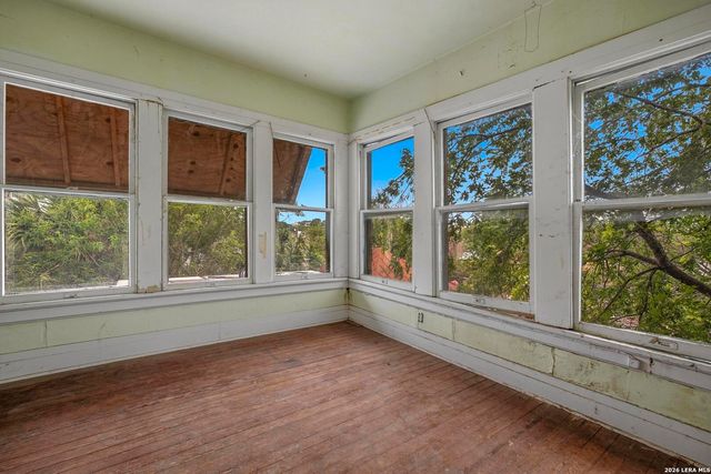325 E Courtland, San Antonio, TX 78212