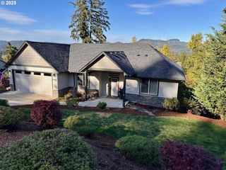 6452 DOGWOOD St, Springfield, OR 97478