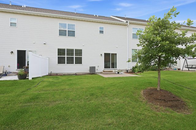 4465 W Slate Creek Drive, Bettendorf, IA 52722