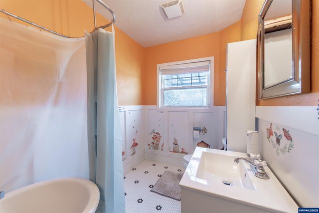 745 16th St NE, Salem, OR 97301