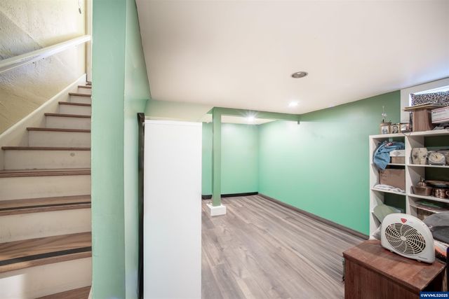 745 16th St NE, Salem, OR 97301